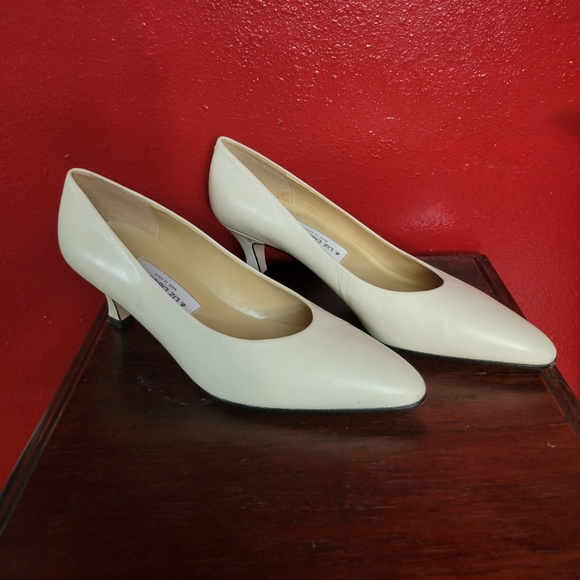 LIZ CLAIBORNE Women's size 9 N Beige Pumps - 2 1/2 inch Heels - Picture 2 of 8